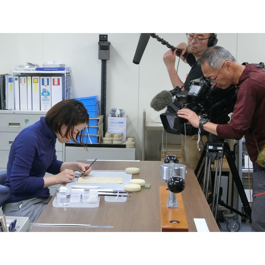 国立公文書館では、紙の資料の修復に和紙を用いています。その様子が、NHK BSの番組「美の壺」（エピソード：和紙、初回放送日5月15日予定）で取り上げられます。是非ご覧ください。nhk.jp/p/tsubo/ts/3LW… ＃和紙　＃美の壺　＃国立公文書館