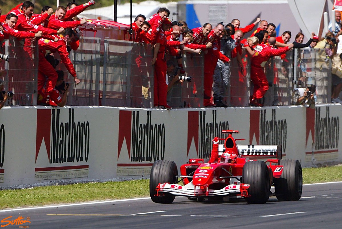 📅20 yıl önce bugün Michael Schumacher egzoz sorunu yaşadığı F2004 ile beraber İspanya Grand Prix'sini kazandı.

Schumacher böylece 1992'de Nigel Mansell'in sezonun ilk beş yarışını kazanma rekorunu egale etmiş oldu.

Bu sezonda Schumacher 13/18 galibiyet oranına ulaştı.

#F1