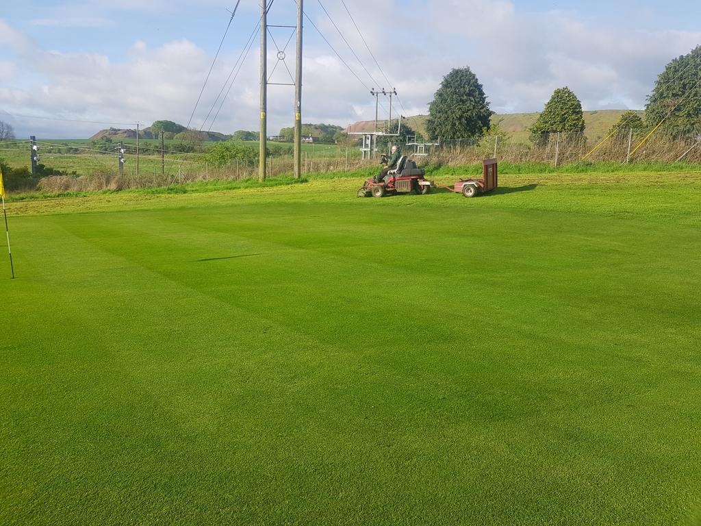 Greens verti cut 🏌️‍♂️
Greens double cut 🏌️‍♂️
Greens blown 🏌️‍♂️
Holes changed 🏌️‍♂️
Replaced ripped flags 🏌️‍♂️ 

Another busy morning for the team, Now onto cutting fairways and grass in helping deal with the excess grass from first cuts. 

Hope to see everyone on the course soon.