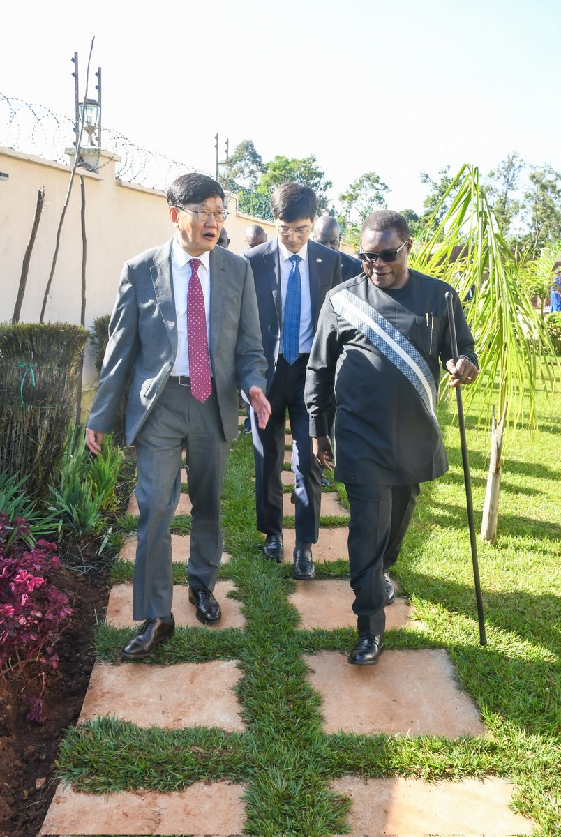 I have this morning received the South Korean Ambassador to Kenya, H.E Yeo Sung-Jun at my residence in Kamukuywa.

Ambassador Sung-Jun is expected to preside over the commissioning of the KOICA II water project at Chepyuk, Mt.Elgon.