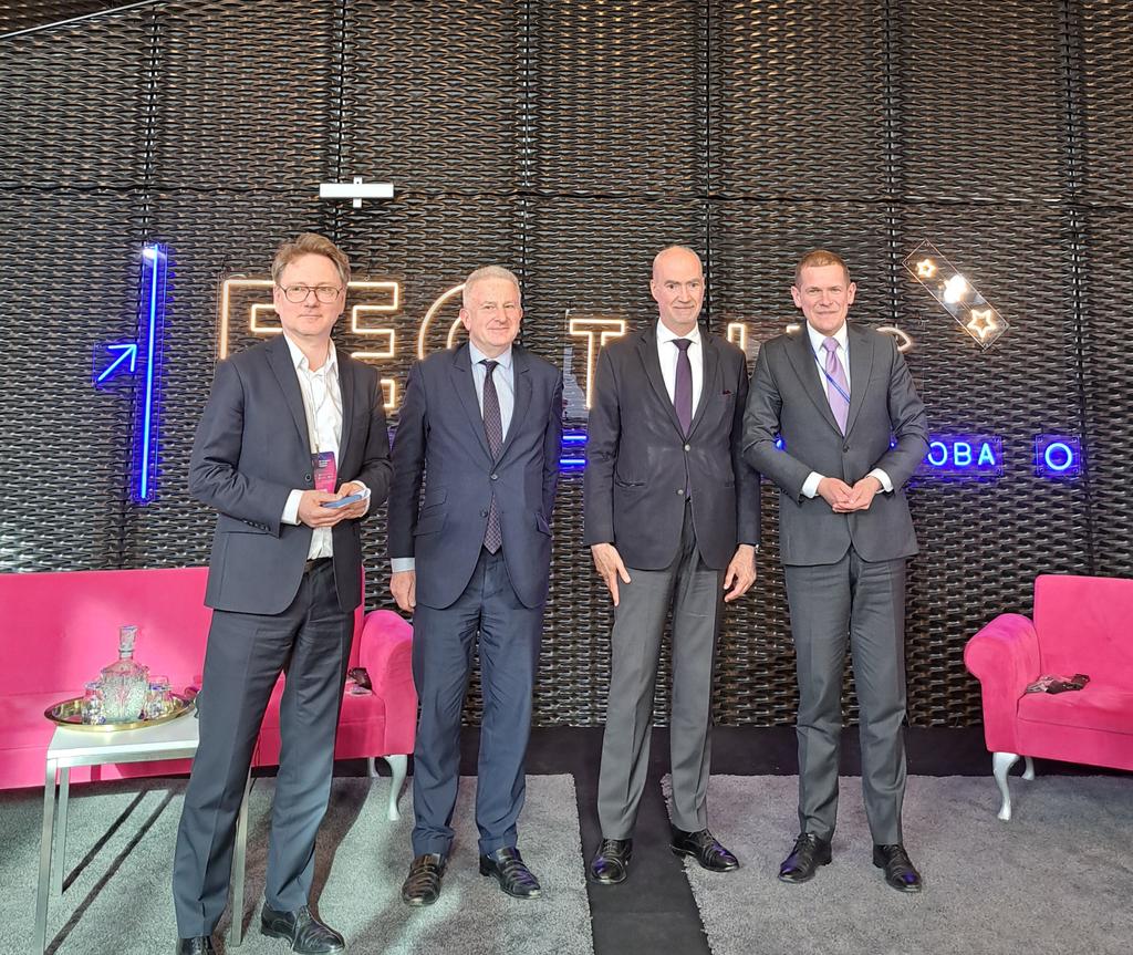 In #Katowice delighted to have participated to this important round table: 'The Weimar triangle (🇫🇷🇵🇱🇩🇪) an untapped potential' Vivid discussions with @FundPulaskiego @plociniczakan @OSW_pl and @NTenzer. The Weimar triangle: an essential tool in the service of the European Union