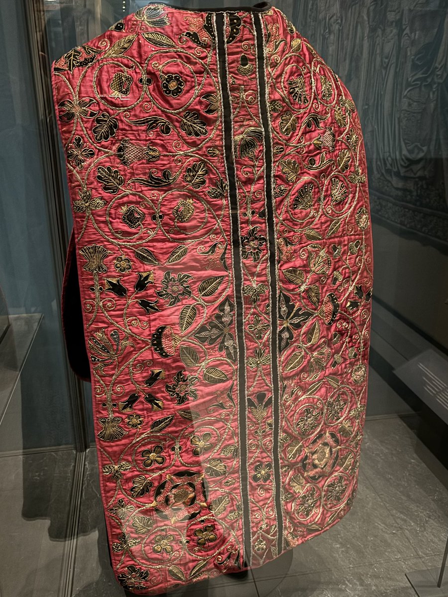 Another example of historical textile reuse! This chasuble was made from an embroidered hanging between 1550 and 1600. On display in the @V_and_A Britain Galleries room 58.