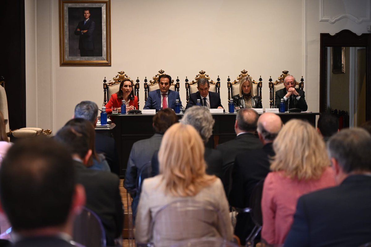 El delegado del Gobierno @agranados6957, junto a los delegados de @JusticiaJunta @LuisRecuerda y de @IgualdadAND @Matilde_OrtizAr, acompaña al consejero @ja_nietob en la presentación del Foro @FAEQUITAS en Granada