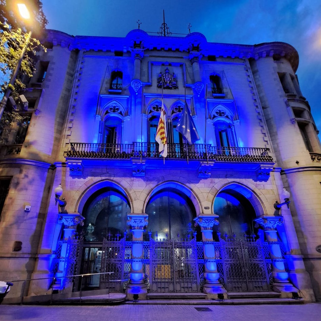 🇪🇺 La façana de la seu del Districte de l'#Eixample es va il·luminar ahir de blau amb motiu del #DiadEuropa, que se celebra el 9 de maig. Consulta el programa d'activitats a Barcelona ℹ️ via.bcn/3yur50RA4cZ