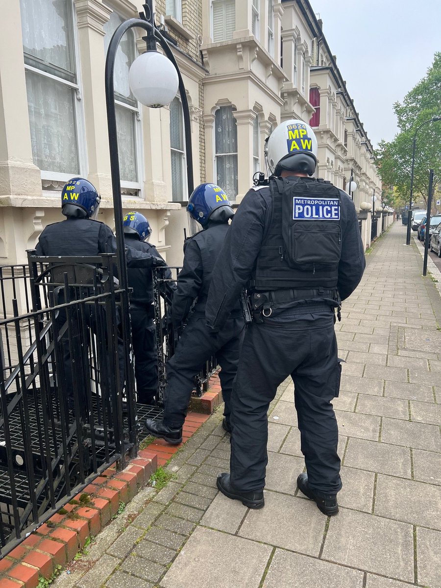 Officers conducted a drugs warrant on an address in the @MPSAddison ward. 

There were two people arrested, officers also found a large quantity of drugs, two knives and a crossbow which were all seized.

#mylocalMet