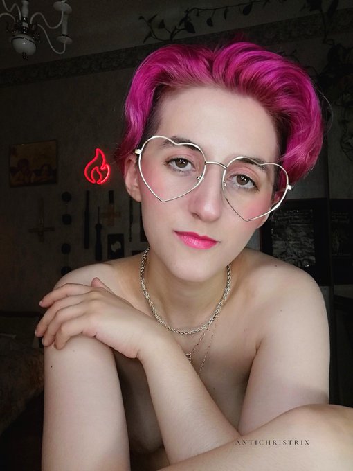 Sometimes I miss having pink hair 💗 https://t.co/XS3ZnNRVYo<a href="/tag/onmfc"class="tags"><span>#onmfc</span></a>