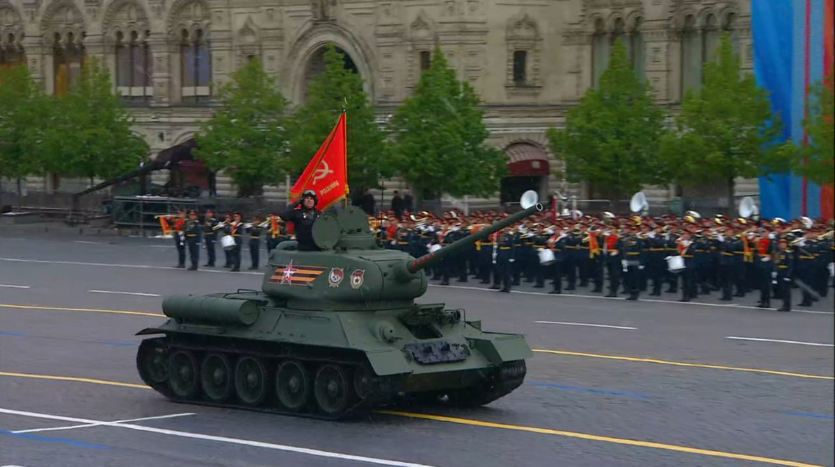 🇷🇺El icónico tanque T-34-85 salió al desfile en la Plaza Roja #DíaDeLaVictoria #9DeMayo