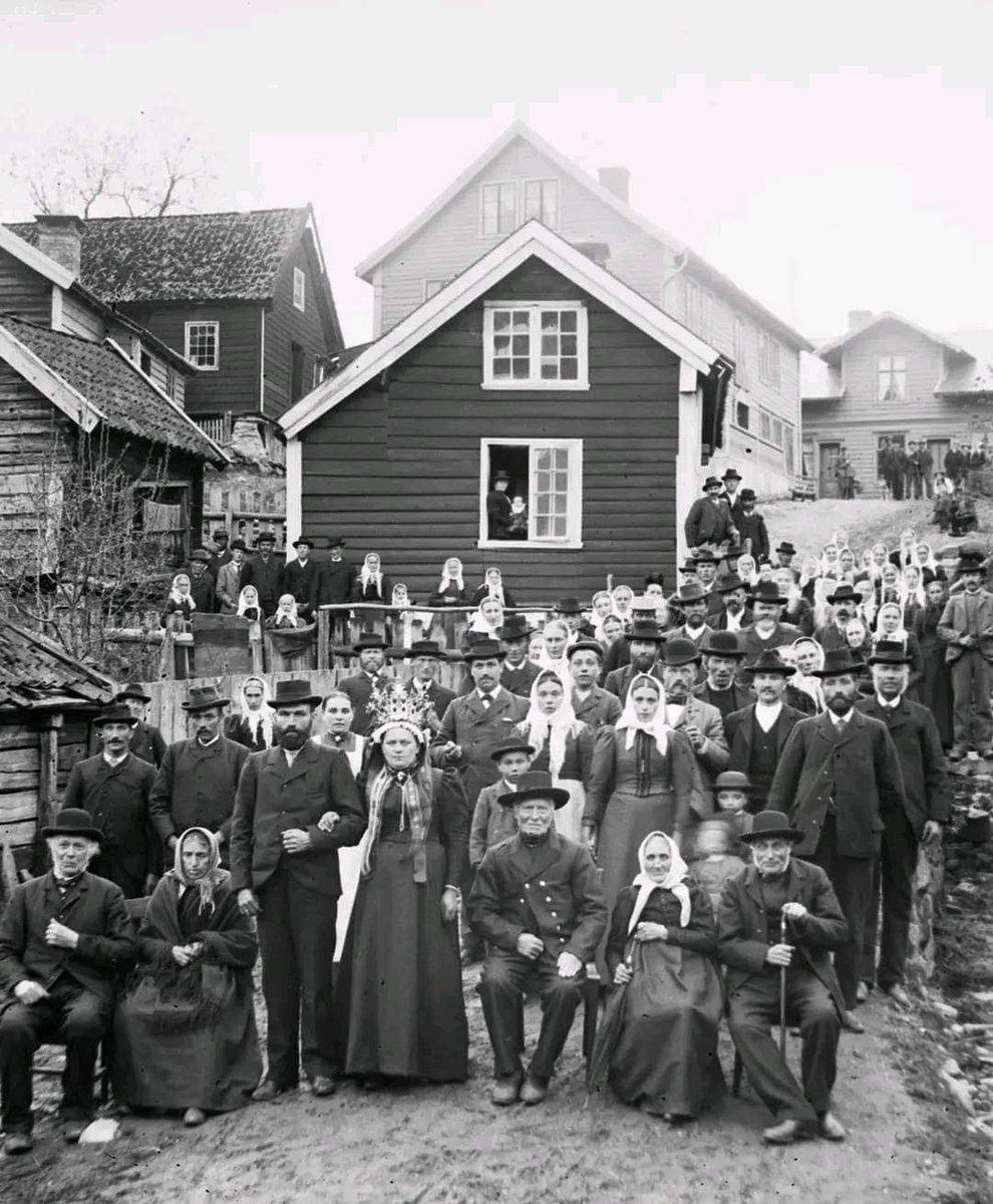 A group portrait taken at a wedding in Norway, 1900 (Deers world)