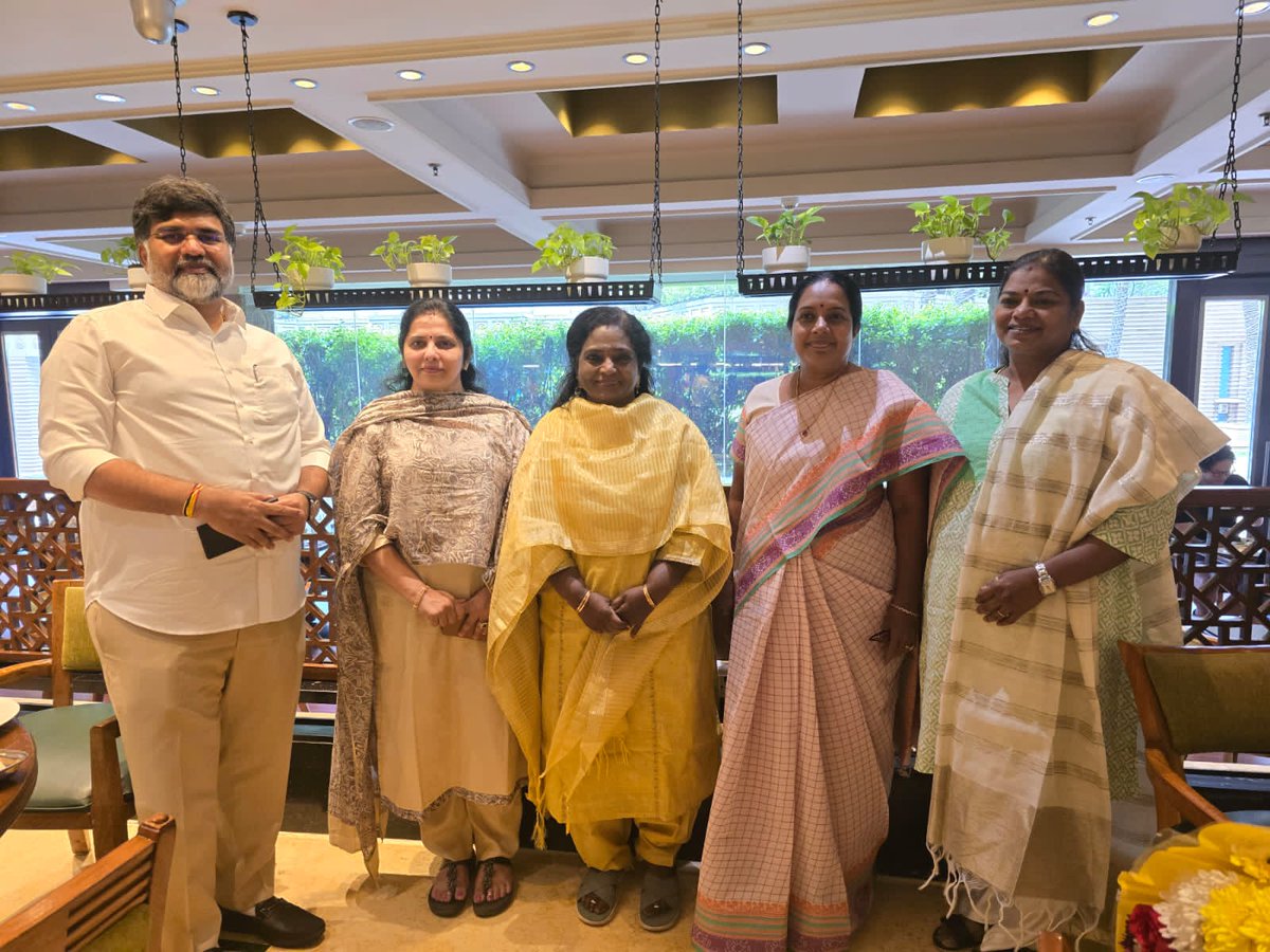 Lighter moments amidst heavy !.. Election campaign at #Hyderabad With Smt. @VanathiBJP, MLA Mahila Morcha National President and other Mahila Morcha friends. #Telangana4bjp #Election2024 #Mahilamorcha