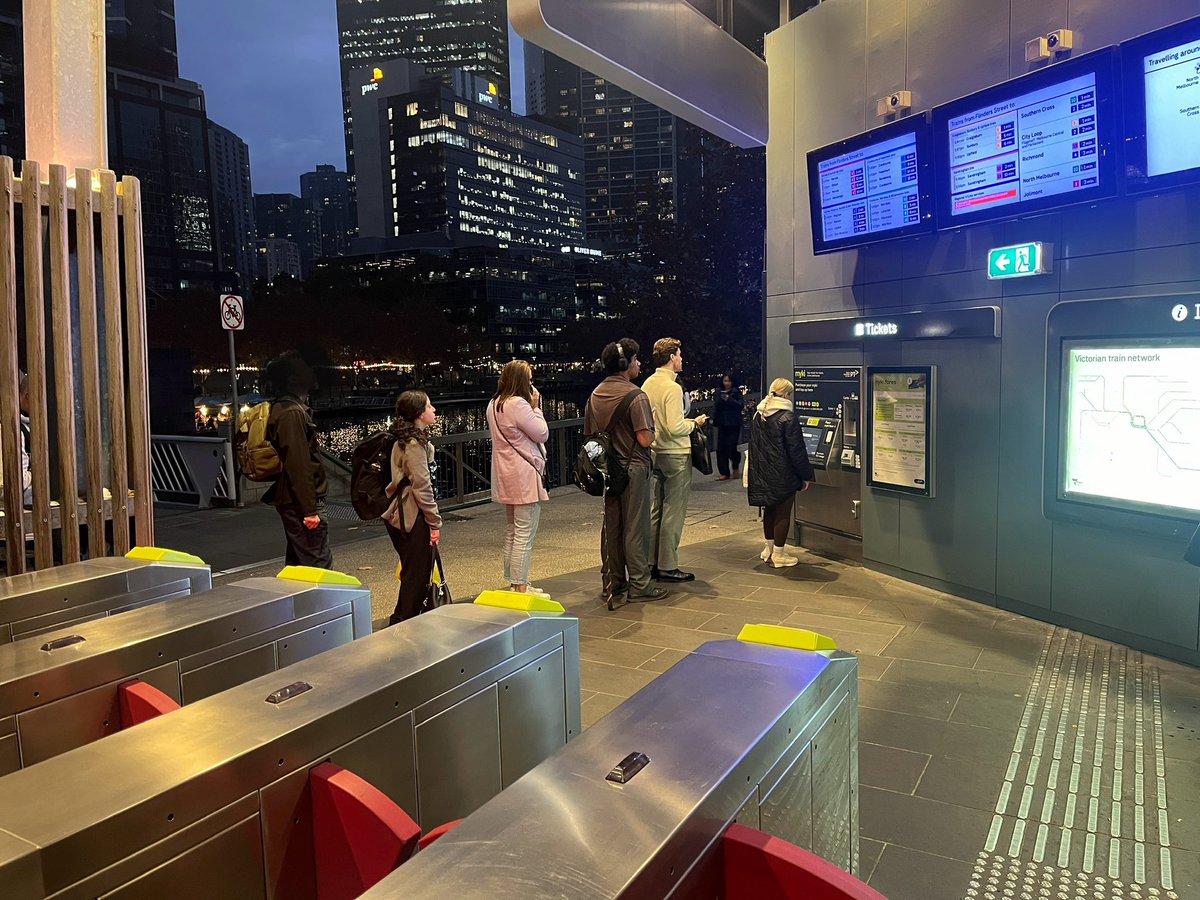 #FlindersSt Station, #Melbourne.

Flinders Walk / Platform 10 entrance.

There is one #Myki top up machine. One.

I’m no logistical expert @ptv_official…but come on.