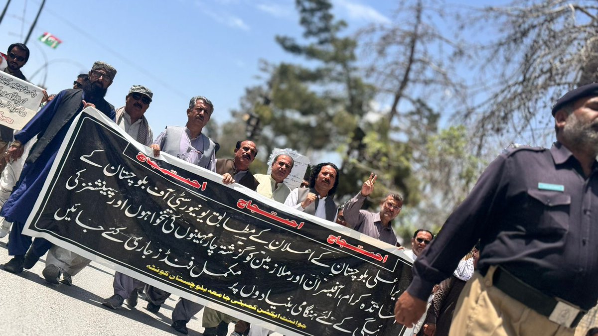 UoB Quetta/Research Centers teachers rally for permanent solutions of their salaries, inclusion in provincial budget as per #18thAmendment @CMShehbaz @AAliZardari @BBhuttoZardari @PakSarfrazbugti and with hopes ma'am @RahilaDurrani @hecpkofficial minister would take on the case!