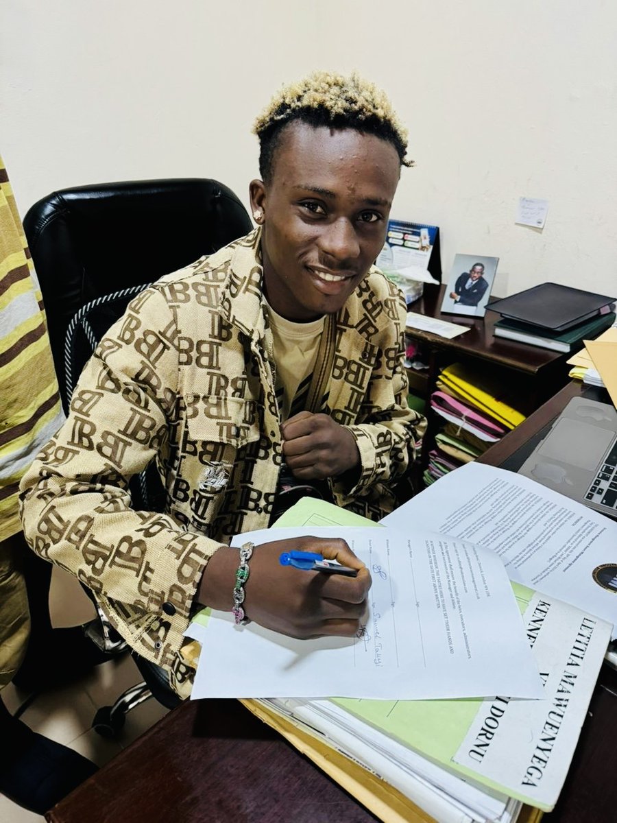 Mickey_Moo's tweet photo. After signing his contract yesterday I spoke with @ringwarrior95 about his future and expectations and what I found is that he is very focused and excited about this next chapter in his career and is looking forward to his journey in the pro ranks. 🇬🇭❤️🇬🇭 https://t.co/e01eTkCzaq