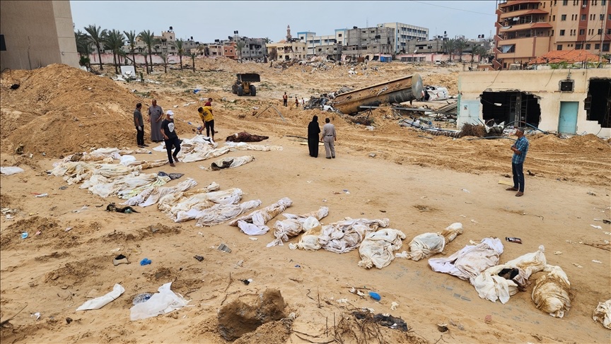 Hamas: Toplu mezarlar, savaşın durması için uluslararası toplumun müdahil olmasını gerekli kılıyor

Bölgede 7 Ekim'den bu yana bulunan toplu mezarlara dair ⤵️

◼️ Şu ana kadar 520 Filistinliye ait naaşa ulaşıldı
◼️ Gazze'deki Şifa Hastanesinde 3. toplu mezar tespit edildi
◼️…