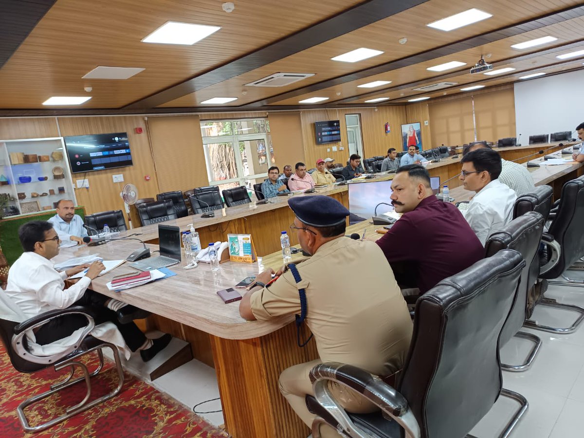 dmbijnor's tweet image. दिनांक 08-05-2024 को  मा0 मुख्यमंत्री जी की प्रदेश में सरकारी/शासकीय भूमियों को भू-माफियाओं के अवैध कब्जों से मुक्त रखे जाने हेतु चलाये जा रहे शीर्ष प्राथमिकता पर एण्टी भू-माफिया कार्यक्रम के अन्तर्गत शासन/परिषद के निर्देशों के अनुपालन में एण्टी भू-माफिया की बैठक आहूत की गयी।