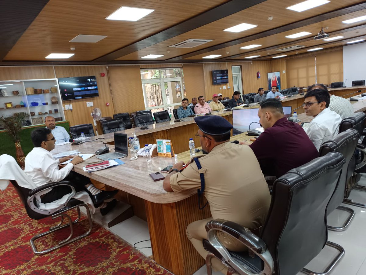 dmbijnor's tweet image. दिनांक 08-05-2024 को  मा0 मुख्यमंत्री जी की प्रदेश में सरकारी/शासकीय भूमियों को भू-माफियाओं के अवैध कब्जों से मुक्त रखे जाने हेतु चलाये जा रहे शीर्ष प्राथमिकता पर एण्टी भू-माफिया कार्यक्रम के अन्तर्गत शासन/परिषद के निर्देशों के अनुपालन में एण्टी भू-माफिया की बैठक आहूत की गयी।