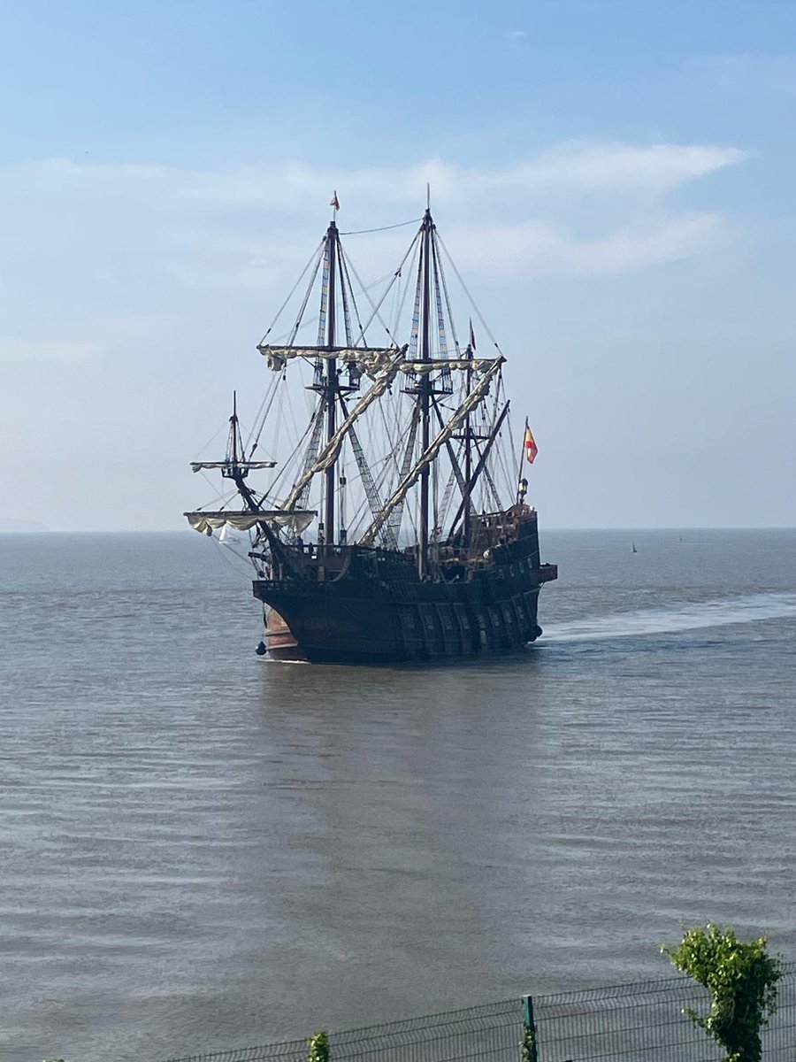 Here she comes!⚓️ The @galeonandalucia has arrived into Cardiff Bay for her stay in Britannia Quay until Sun 12 May. ABP's Port of Cardiff is delighted to host this unique replica of a 17th century Spanish ship. 🎟️Tickets on sale to visit 10-12 May: tickets.velacuadra.es/selection/time…