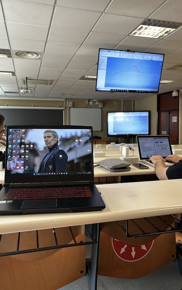 Politecnico di Bari. Giovani ingegneri progettano il loro futuro. Ad un tratto lo sfondo di un computer sembra guardarti. Lo sta facendo davvero. Ti spoglia con gli occhi. È Lui. È CALCIO.