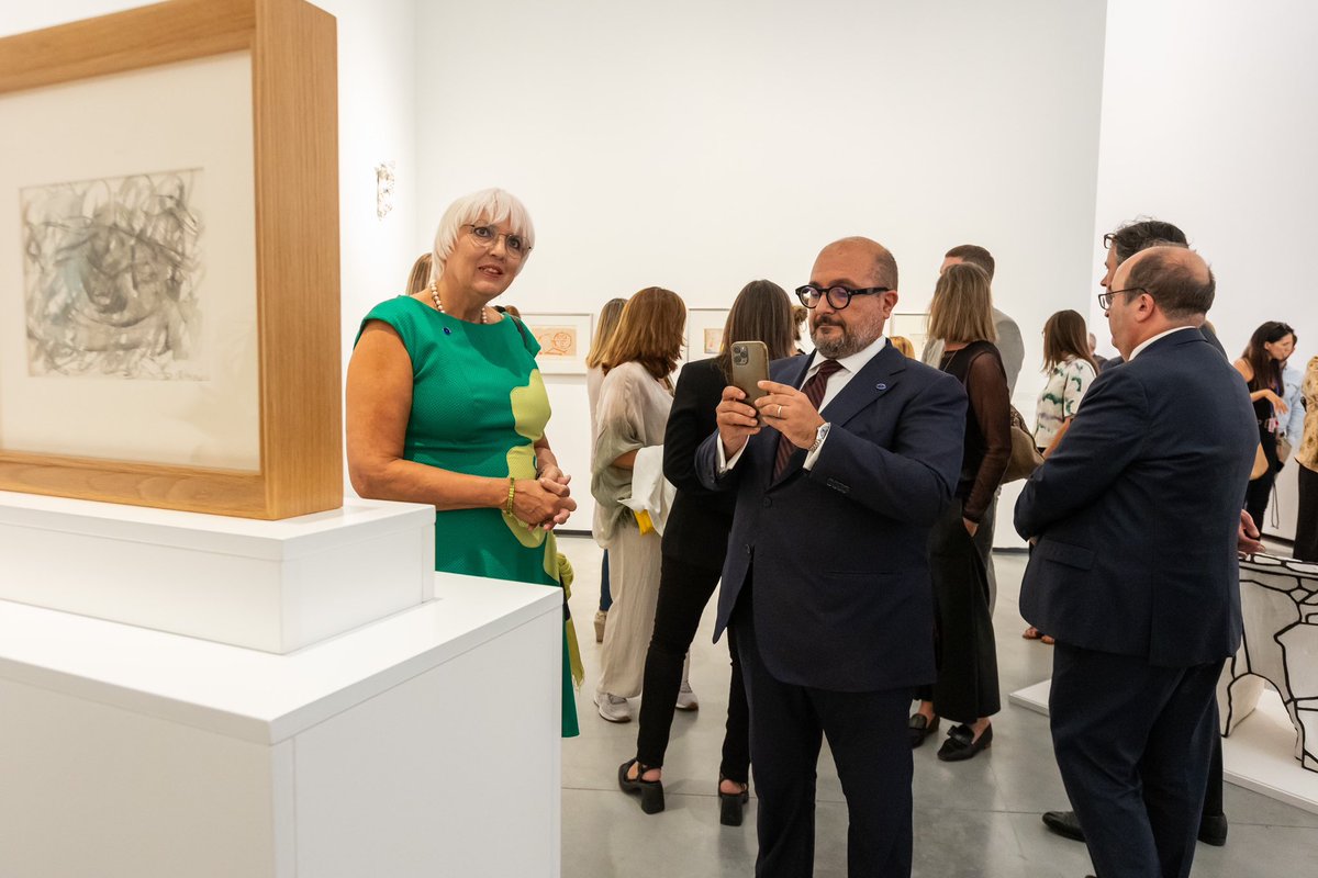 ¡Feliz #DíadeEuropa! 🇪🇺 Hoy celebramos la diversidad, la paz, la cooperación y los valores europeos que podemos impulsar a través del arte recordando la visita al Museo de los 27 ministros de Cultura de la Unión Europea el pasado mes de septiembre.

📸 @jorgearmestar