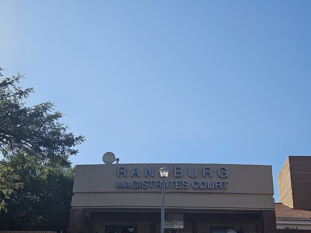 KayaNews's tweet image. The assault case involving deputy president Paul Mashatile's bodyguards has been postponed due to health challenges by the defence lawyer. 

The matter will be back in court on the 29 July. 

The 8 men are facing 11 charges.

#KayaNews #VIP8 TT