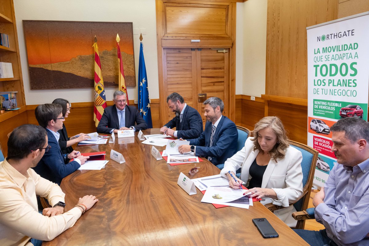 Ayer tuvo lugar la firma con el el Consejero de Medio Ambiente y Turismo, Manuel Blasco, @CPIFP_Movera y tres empresas más, para formar parte del Encuentro empresas públicas organizado por Gobierno de Aragón a través de SARGA que se celebrará los días 16 y 17 de mayo #movemosFP