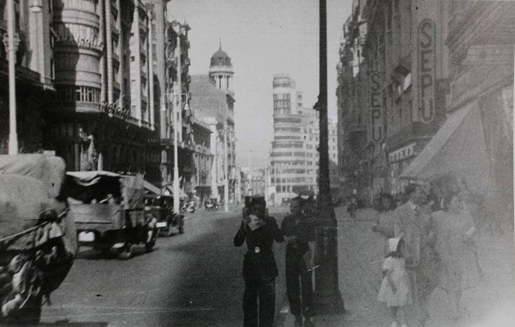 📷Vista de la Gran Vía, 1946. Colección “Madrileños” (Elena de la Calle Berlanga), ARCM.