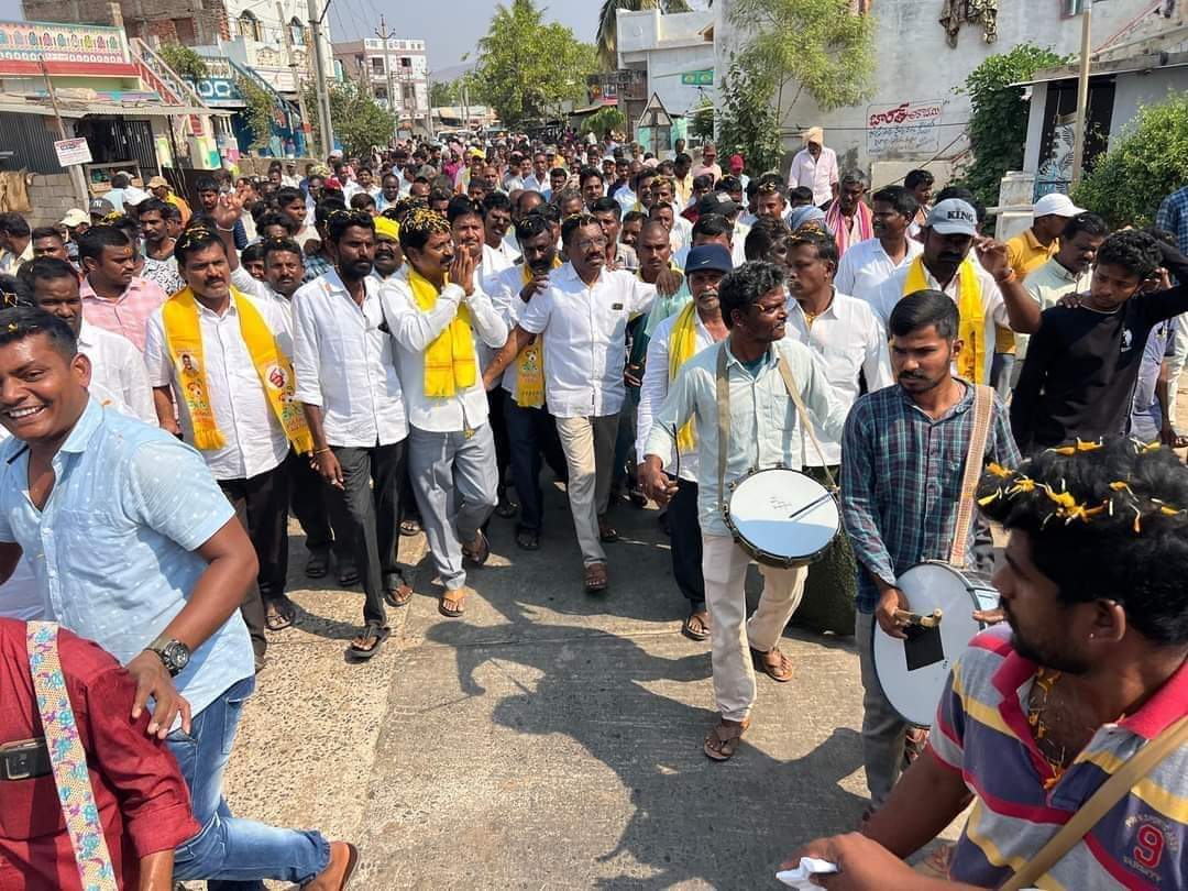 AMuthumula4452's tweet photo. 🔥పోలింగ్ బూత్ - నా ఎదురుగా ఉన్నపుడు - నా ముఖంలో ' *చిరునవ్వు' ఉండాలి ..! నా చెయ్యి సైకిల్ * *గుర్తు పై ఉండాలి !! మన గుండెల్లో అశోక్ అన్న ఉండాలి...🚲🚲🚲🚲🚲 
#Muthumula Ashok Reddy 
#Giddalur Hope Muthumula 
#మన ముత్తుముల మన గిద్దలూరు 
#టీం ముత్తుముల 
#voteformuthumula #magunta https://t.co/wkHEPBkQRw