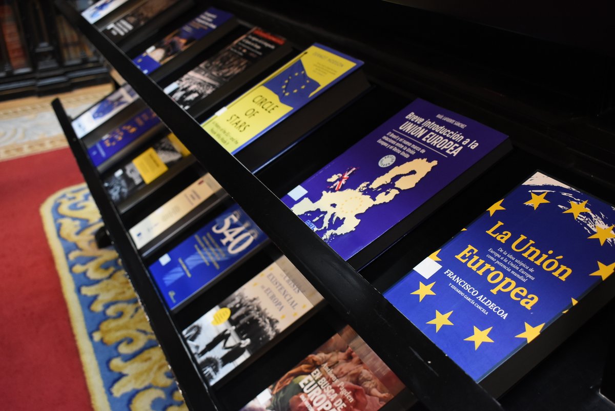 ➡️Con motivo del Día de Europa, la biblioteca del Senado ha organizado una #exposición bibliográfica que destaca los valores fundamentales de la #UE, su historia y el papel que España ha desempeñado desde su adhesión a la Comunidad Económica Europea. 🖼️instagram.com/p/C6v8-sQi8KF/…