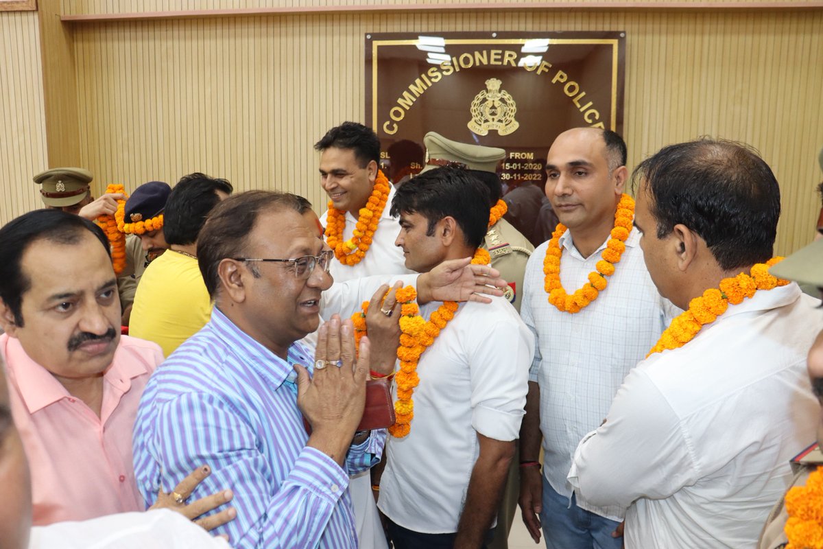 थाना बीटा-2 ग्रेेटर नोएडा पर पंजीकृत हत्या के अभियोग का सफल अनावरण करने पर उत्तर प्रदेश उद्योग व्यापार मण्डल (रजि0) के सम्मानित सदस्यगण के द्वारा @CP_Noida को सम्मानित कर धन्यवाद ज्ञापन दिया गया व अनावरण में शामिल टीम को सम्मानित किया गया