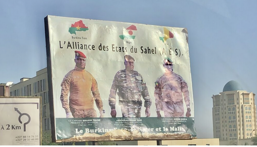 « Au Niger voisin, la nouvelle junte a décidé de suspendre la collaboration militaire avec la France une semaine après sa prise de pouvoir, lui demandant de retirer ses 1 500 soldats dans un délai d’un mois. » Analyse de @WilenNina sur #LeRubicon. lerubicon.org/approvisionnem…