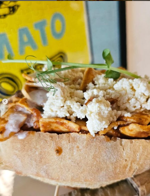 Jnlomeli's tweet photo. 1. Gentrificación: ‘¿tú cómo la ves?’

#Gentrificación es un lonche de chilaquiles bañado en frijoles, queso fresco y un brotecito de lenteja emplatado por 130 pesos en un café de la colonia Americana de #GDL  (caso real desembolsable). https://t.co/OfeQFwh6Vn