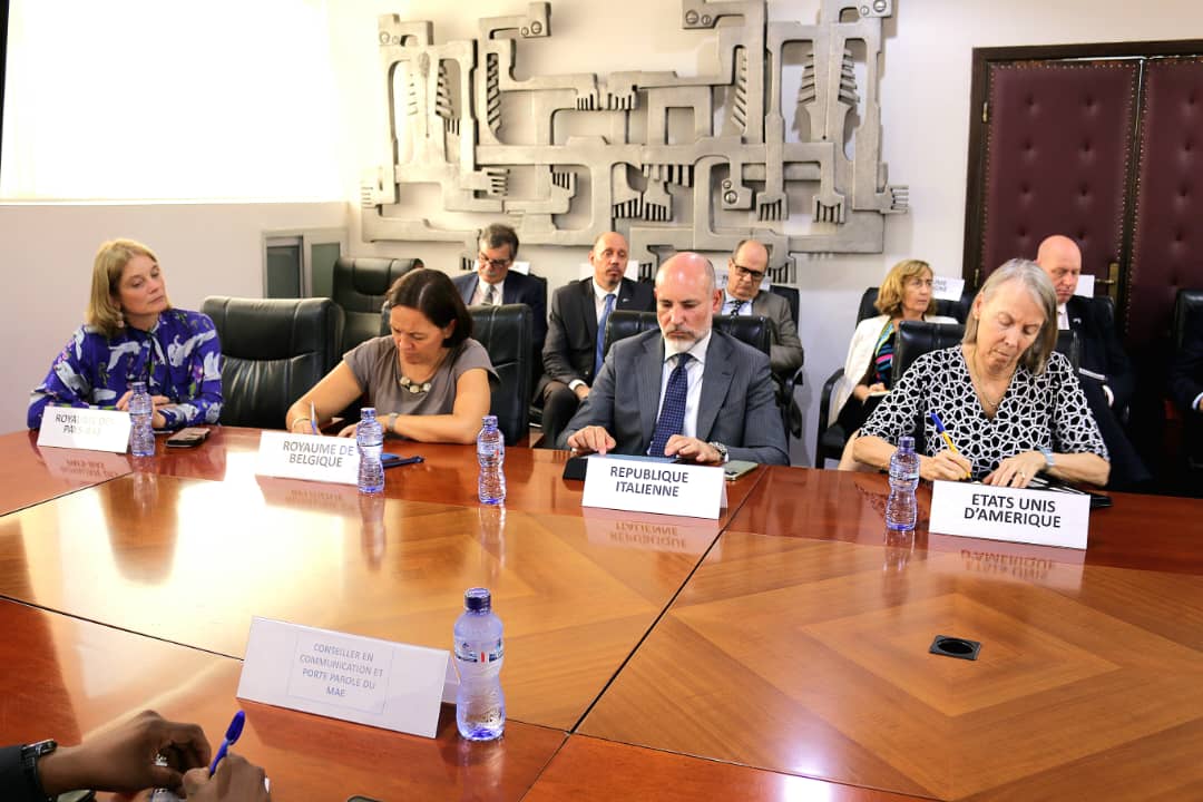 RDC_Minafet's tweet photo. #DiplomatieRDC | Kigali prépare un génocide sournois des Hutus dans l’Est de la RDC

Le vice-Premier ministre, Ministre des Affaires étrangères et Francophonie a dénoncé les récents propos du Président Paul Kagame sur un média étranger, où il prévient que l'armée rwandaise ne quittera pas la RDC tant qu'on n'a pas restitué aux Tutsi congolais leurs territoires et tant que leurs droits ne seront pas garantis. 

Face aux diplomates européens qu’il a réunis dans son cabinet, le mercredi 08 mai 2024, le chef de la diplomatie congolaise alerte que ces déclarations sont extrêmement dangereuses.

« Kigali dit que les Tutsis congolais sont persécutés et sont menacés de génocide, mais nous nous apercevons que les territoires qui sont attaqués de temps en temps sont des territoires dans lesquels la majorité des habitants sont des Hutus congolais. Quand on se rappelle que le génocide c'était en 94, que dans les mêmes camps là, l'armée rwandaise actuelle a attaqués, a bombardé Kibumba et autres, on a tué des gens là-bas, c'était des hutus, et parmi lesquels il y a des hutus congolais. Le discours actuel du Président Kagame a quel effet dans l'opinion congolaise? Première chose, c'est de renforcer l'antagonisme entre les Hurus congolais et les Tutsis congolais. Deuxième conséquence, quand on voit tous ces éléments là, cela a pour effet de susciter des tensions autour des terres au Nord-Kivu. Au Kivu, quand vous commencez à parler des problèmes de territoires, vous inoculez le virus de la division et vous amenez vers une conflagration des violences intercommunautaires. Parfois on ne fait pas attention à ça », a souligné Christophe Lutundula.

Il ne faut pas que le Président Kagame et son armée fassent une sorte de génocide sournois de vengeance pour arriver à attiser les tensions intercommunautaires au Nord-Kivu. Quand ça va éclater, on dit voilà, ‘c'est le gouvernement congolais qui ne sait pas gérer les contradictions internes’. Ça c'est tout à fait cynique, c'est machiavélique, c'est très sournois », a-t-il également dénoncé. S’agissant de discours de la haine, qui serait tenu au Congo, le vice-Premier ministre appelle à la prudence : « Il faut attention à ça. C'est le virus de la haine tribale, le génocide sournois qu'on est en train de faire à travers certains comportements, et il faut aussi dénoncer cela».

La RDC invite la Communauté internationale à « prendre les dispositions pour qu'on n'arrive pas à ce scénario de tensions intercommunautaires au Nord-Kivu ».

Retrouvez toute l'information ici: https://t.co/KLu9K4q01P