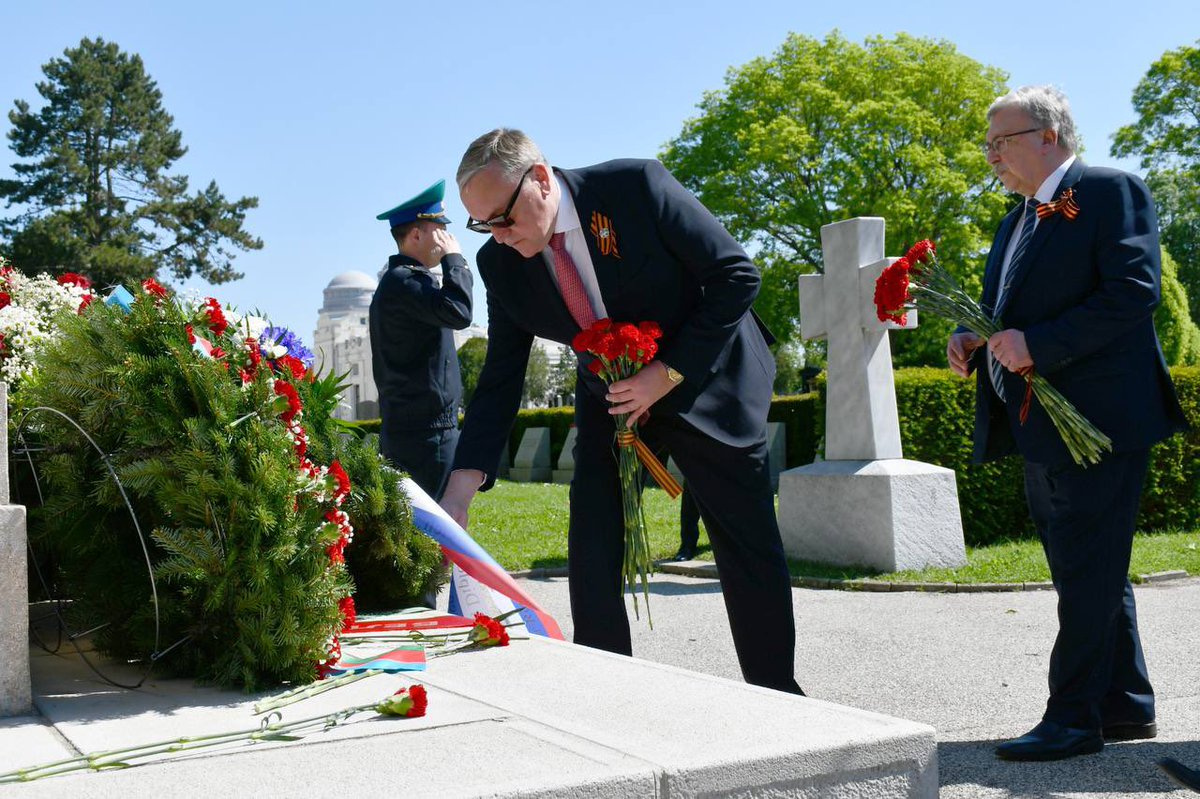 Leiter der diplomatischen Vertretungen der GUS-Staaten -🇦🇲🇧🇾🇰🇿🇰🇬🇷🇺🇹🇯🇹🇲🇺🇿- in Österreich ehrten gemeinsam die Erinnerung an die Soldaten der Roten Armee, die auf dem Wiener Zentralfriedhof ruhen. 2623 Soldaten sind hier begraben, die Namen von 1666 bleiben noch unbekannt.