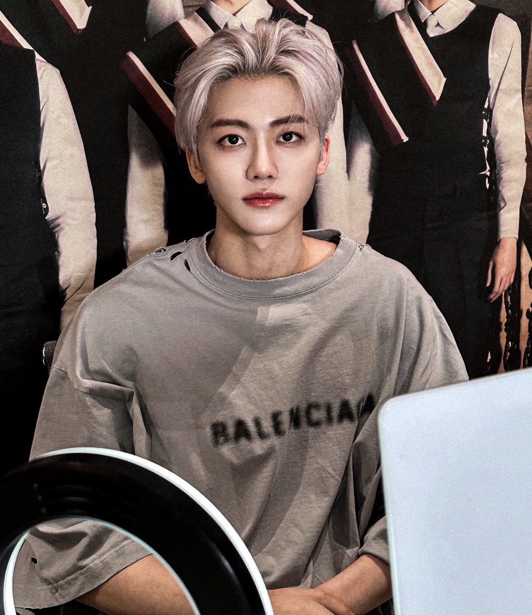 ตัวหนา ไหล่กว้าง เสื้อยืดเทา ผมเทา คิ้วเข้ม สเปคนี่ทุกข้อ