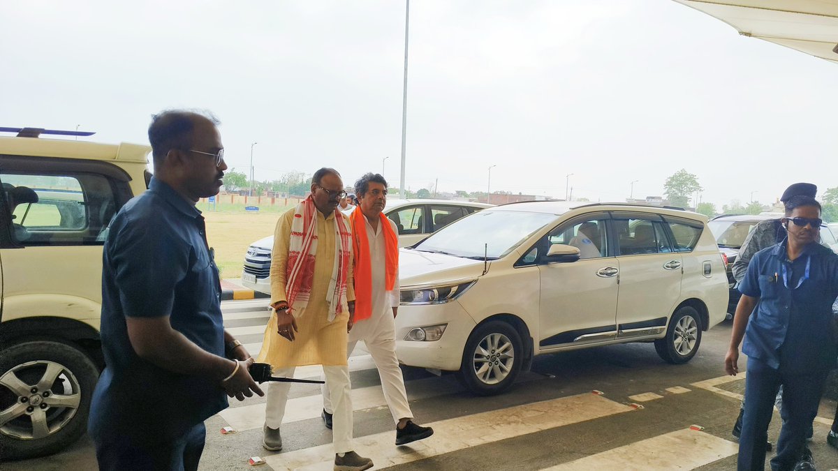 आज कुशीनगर एयरपोर्ट पर उत्तर प्रदेश के उपमुख्यमंत्री श्री बृजेश पाठक जी और राज्यसभा सांसद श्री आरपीएन सिंह जी एक-दूसरे से चर्चा करते हुए।

Brajesh Pathak RPN Singh