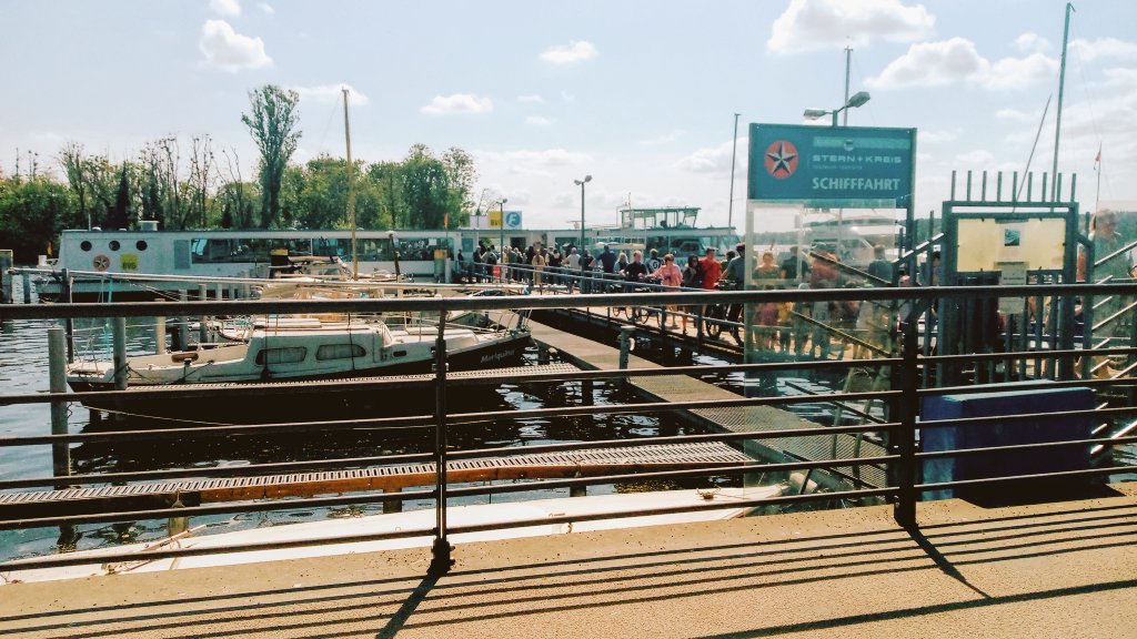 Der Blick von der Imchenallee auf die Seebrücke und die BVG- Fähre in Kladow 

#LoveBerlin