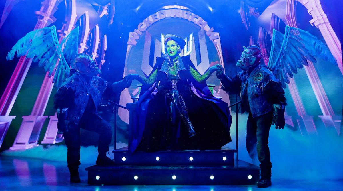 FIRST LOOK: Craig Revel Horwood as The Wicked Witch of the West in THE WIZARD OF OZ Craig's now playing in Woking, then Belfast, Dublin, Birmingham, Glasgow, Aberdeen, Milton Keynes, Cardiff @CraigRevHorwood @yellowbrickroad Book now: westendtheatre.com/5174/shows/the…