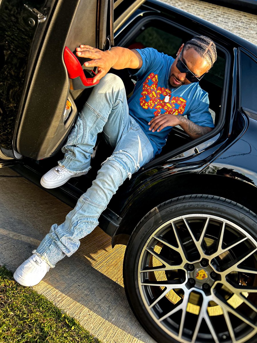 FvmousDevv's tweet image. IG: DETDEVV 
YT: DETDEVV VLOGS