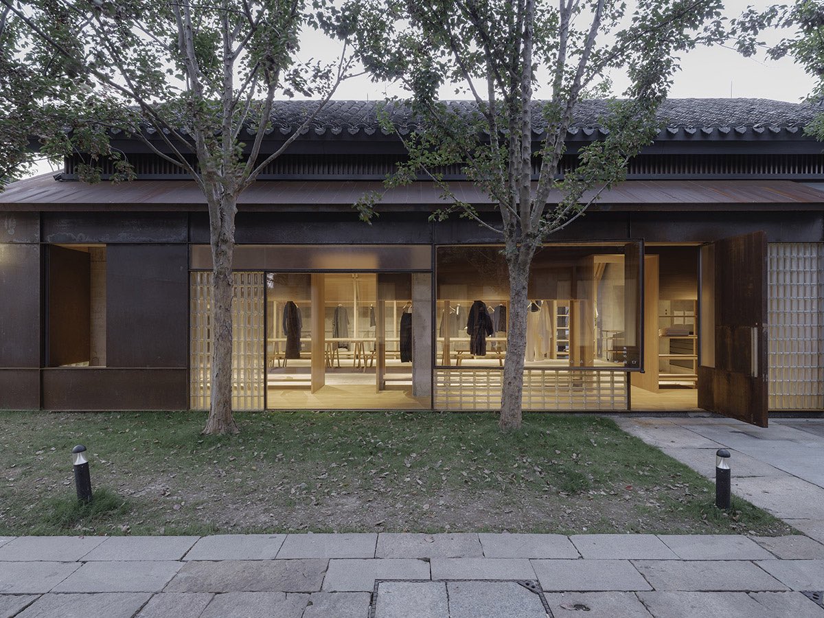 Neri&Hu creates 'wooden house' and 'concrete dwelling' within Shanghai stores: worldarchitecture.org/architecture-n… #interiordesign #shanghai