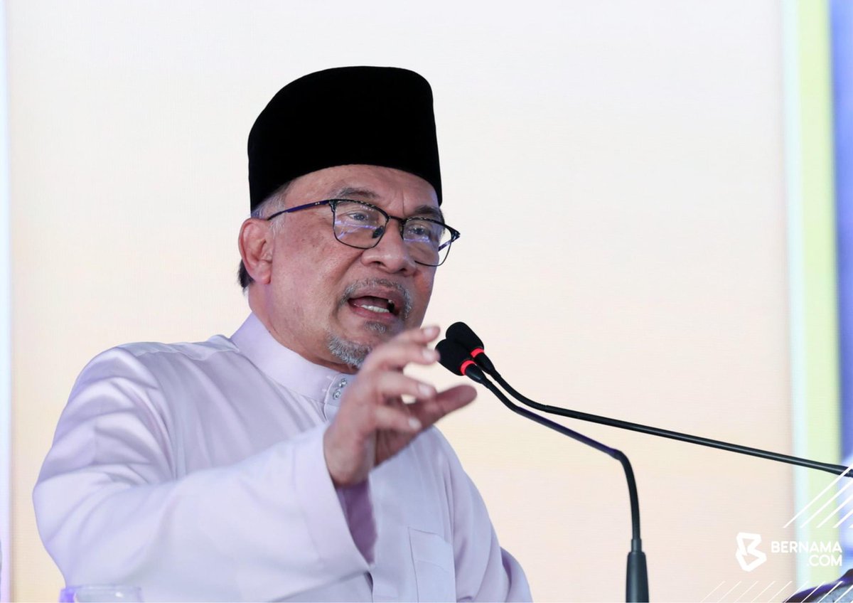 #KualaNerus : Perdana Menteri Datuk Seri @anwaribrahim hadir pada Majlis Sambutan Aidilfitri MADANI Peringkat Negeri Terengganu di Kompleks Sukan Negeri Terengganu Gong Badak hari ini.