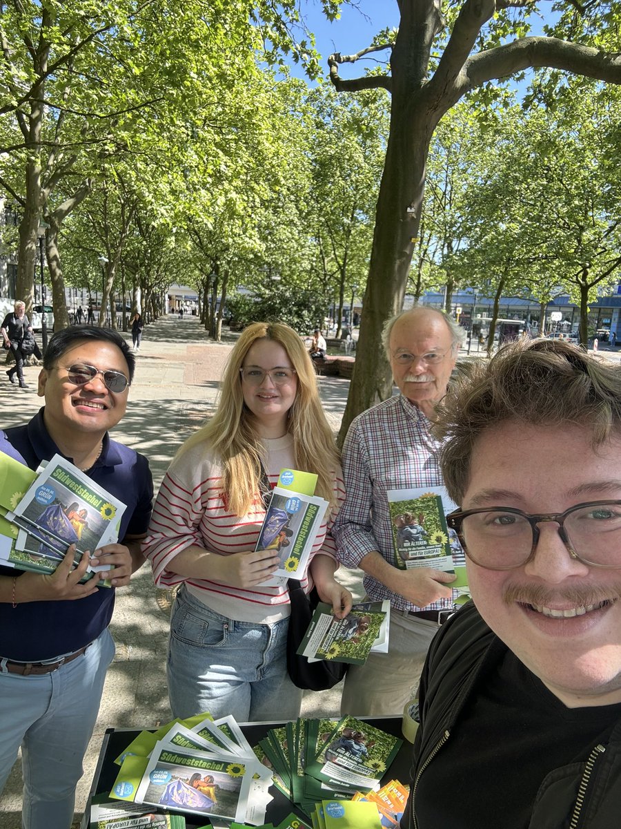 Wir lassen uns natürlich nicht unterkriegen und sind auch am Feiertag mit einem Infostand ansprechbar 💚<a href="/GrueneSuedwest/">B90/Grüne Steglitz-Zehlendorf</a>