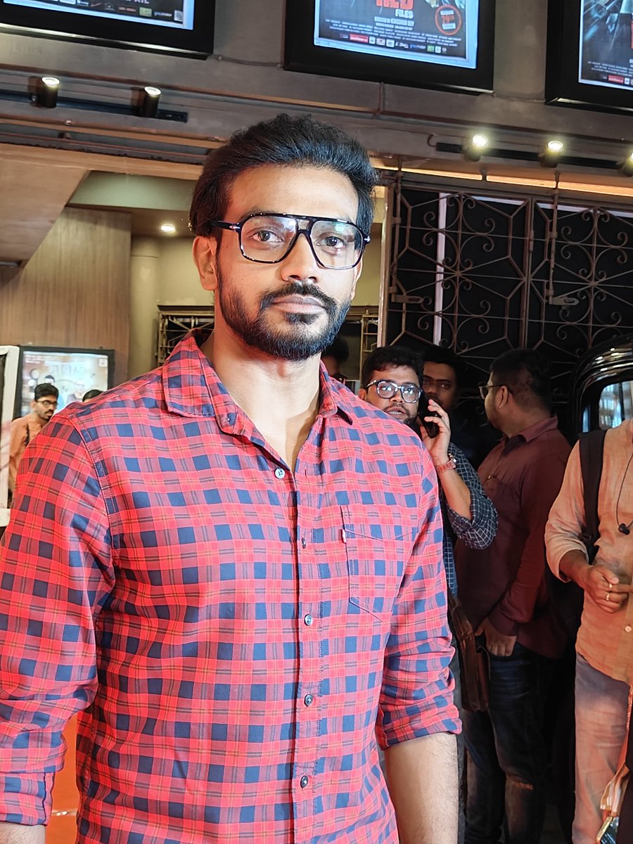 The dashing #DebasishMondal is here at the grand premiere of #ChaalchitraEkhon!

Are you ready for the grand evening?

#YouHaveMyHeartCalcutta