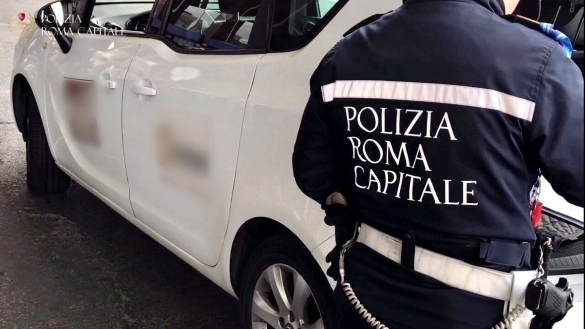 Finto tassista a caccia di clienti davanti all'hotel del #Centro di Roma dlvr.it/T6dvTd