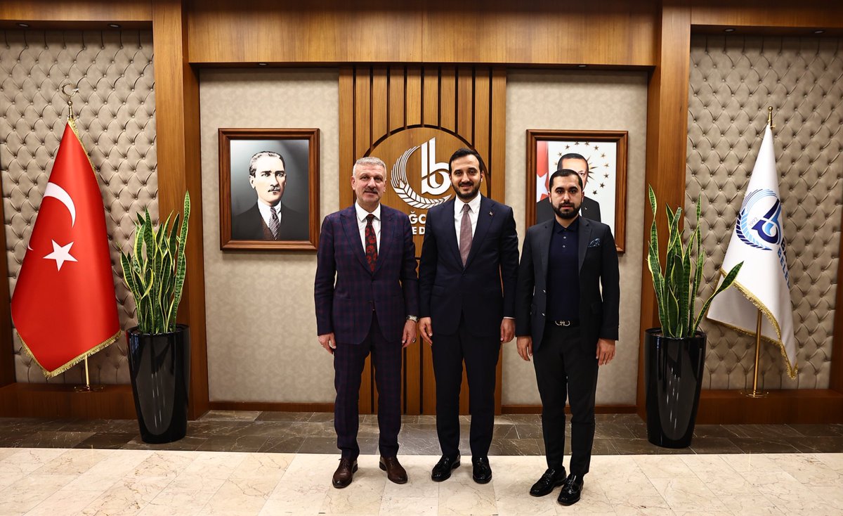 AK Belediyecilik hizmetleri ile Bağcılar’da altın bir dönem yaşatan Belediye Başkanımız Abdullah Özdemir’i makamında ziyaret ettik. Hoş sohbeti ve misafirperverliği için kendisine teşekkür ediyorum.