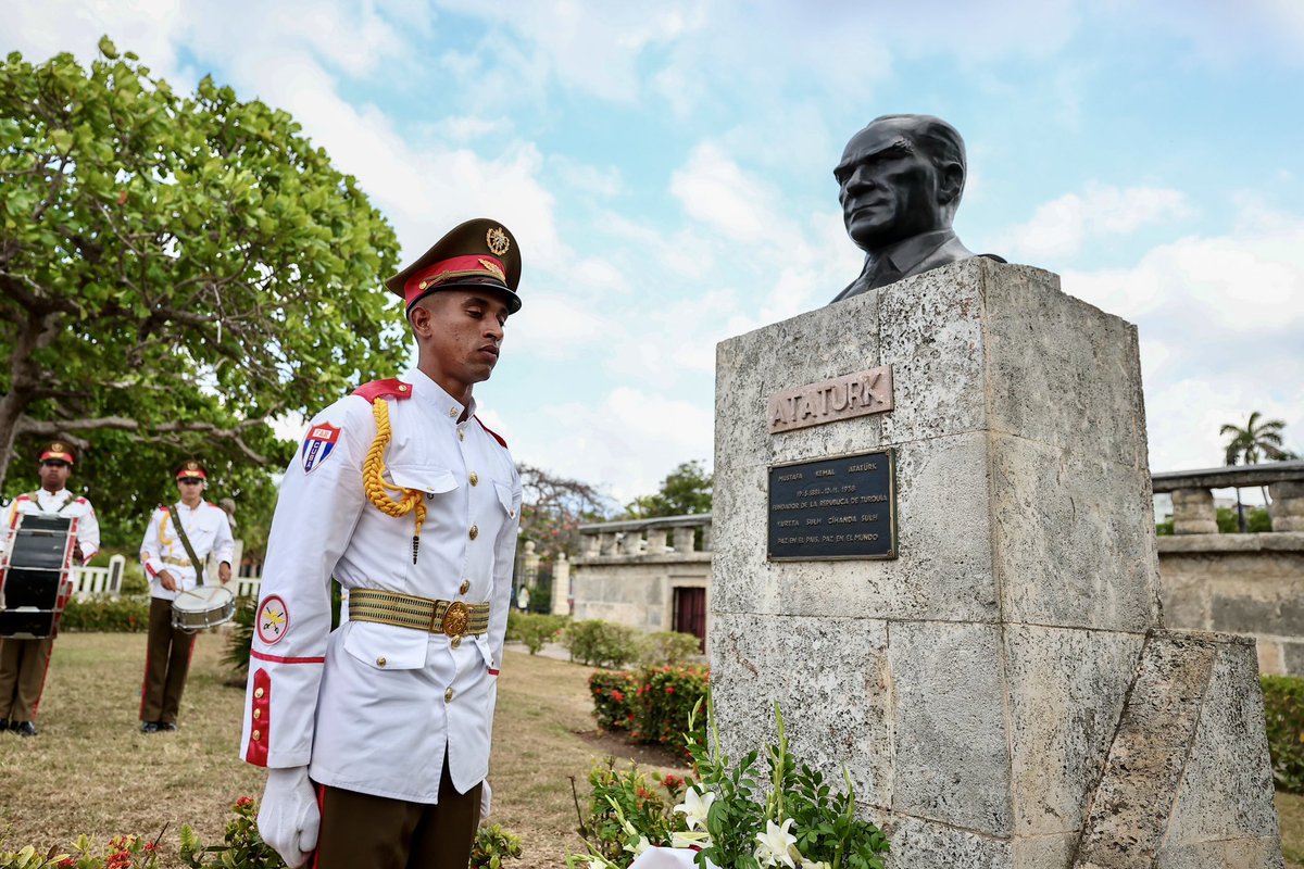 Türkiye Büyük Millet Meclisi Başkanımız @NumanKurtulmus, resmî ziyaret gerçekleştirdiği Küba’nın başkenti Havana’da, Atatürk Anıtı'nı ziyaret ederek çelenk bıraktı.