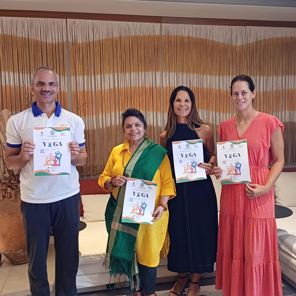 Under the #yogavistar initiative, SVCC Director Dr Jyoti Kiran Shukla and TIC Satyendra Kumar Singh visited Urban Yoga and explained the #mudra and #meditation. #YogaVistar #countdowntoidy2024 #idyllwild @MEAIndia @indiainbrazil @ICCRNewDelhi @moayush @AmbSKReddy