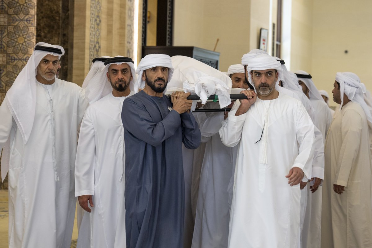 Mohammad_ae's tweet photo. الشيوخ يؤدون صلاة الجنازة على جثمان هزاع بن سلطان بن ز��يد في مسجد الشيخ سلطان بن زايد الأول بأبوظبي، ويشيعونه إلى مثواه الأخير في مقبرة البطين https://t.co/mrAehDmpyn