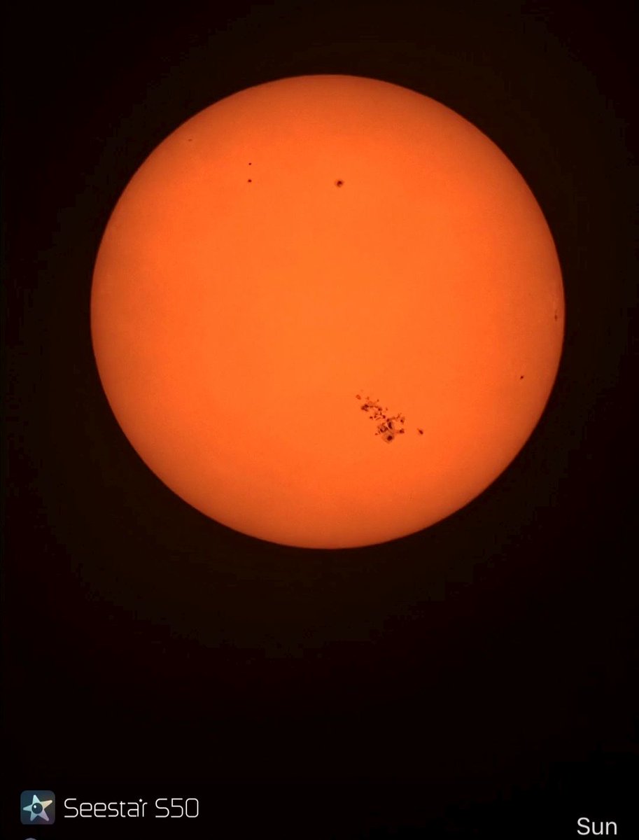 Deze enorme zonnevlekkengroep, 200000 km breed, zorgde de voorbije dagen en uren voor een paar uitbarstingen. De komende avonden (vrijdag en zaterdag) kans op poollicht in de Benelux. Bij voldoende kansen volgen hier nog updates.