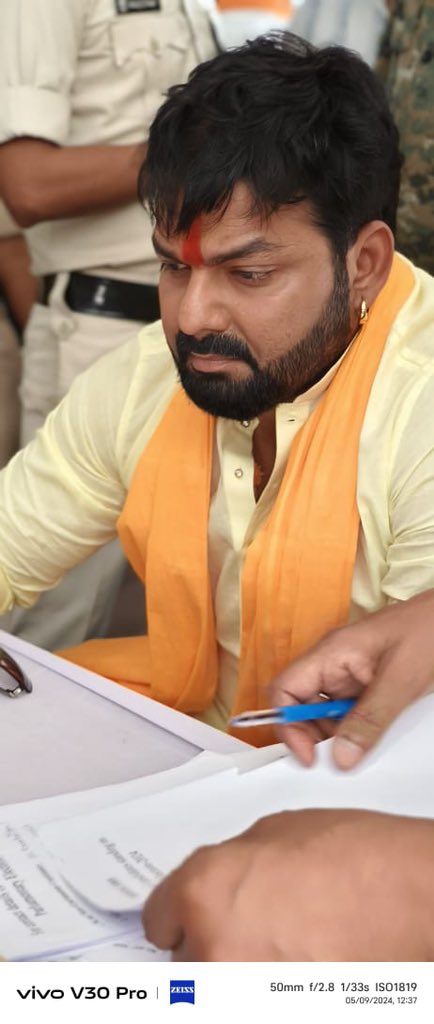 PawanSingh909's tweet image. माता रानी की कृपा और भगवान शिव जी के आशीर्वाद से आज सासाराम समाहरणालय में, 35 काराकाट लोकसभा से बतौर निर्दलीय प्रत्याशी अपना नामांकन दाखिल किया।

आप सभी के सहयोग एवं आशीर्वाद का आकांक्षी
आपका:- पवन सिंह
#karakatjindabad