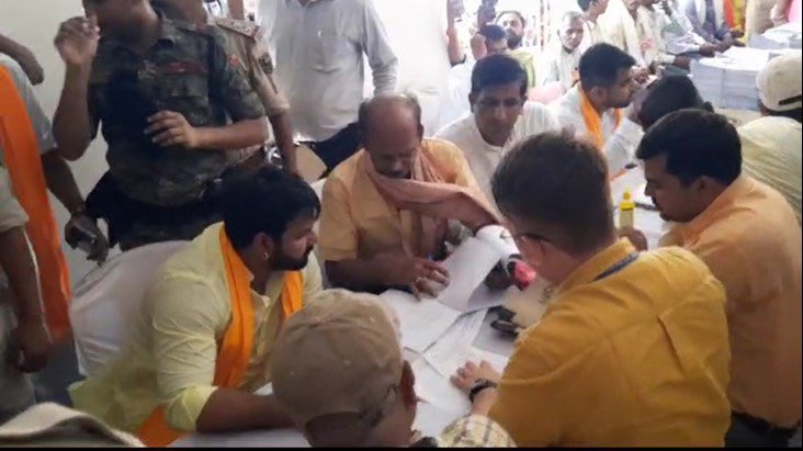 PawanSingh909's tweet image. माता रानी की कृपा और भगवान शिव जी के आशीर्वाद से आज सासाराम समाहरणालय में, 35 काराकाट लोकसभा से बतौर निर्दलीय प्रत्याशी अपना नामांकन दाखिल किया।

आप सभी के सहयोग एवं आशीर्वाद का आकांक्षी
आपका:- पवन सिंह
#karakatjindabad