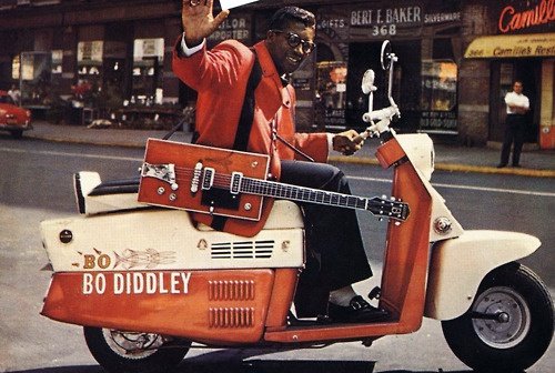 Bo Diddley in 1960. De foto werd ook gebruikt voor zijn 3e studioalbum. De leadgitariste is Peggy Jones, 1 vd eerste (waarschijnlijk DE eerste) vrouwelijke rockgitariste in een bekende rockband. #bodiddley #nonkelmuziek